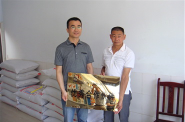 王總與“優(yōu)秀合作伙伴”楊畫虎合影